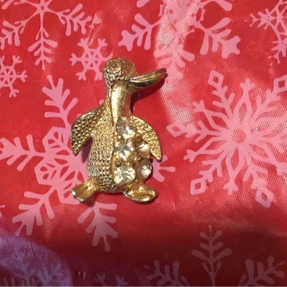 Vintage beautiful golden penguin brooch